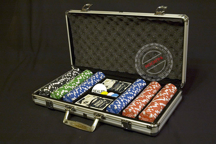Покер в алюминиевом кейсе, 300 фишек прозрачный